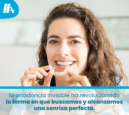 Mujer Feliz con su Cómoda Ortodoncia Invisible