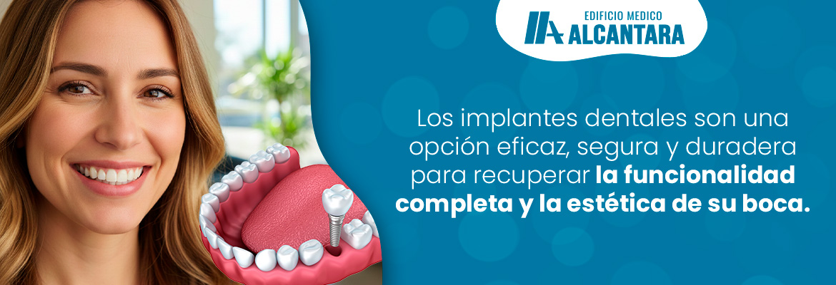 Mujer Sonríe Gracias a sus Implantes Dentales