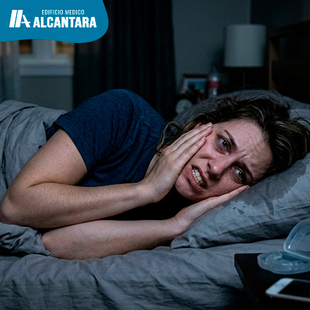 Mujer Despierta con Dolor de Cabeza - S�ntomas y Tratamientos para el ATM