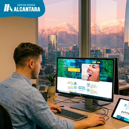 Hombre desde su oficina en Santiago de Chile Busca Odontolog�a Est�tica en Google