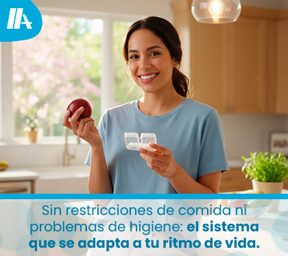 Joven Feliz Puede Comer Tranquila Gracias a sus Frenillos Invisibles Removibles