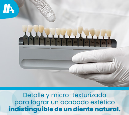 Fotograf�a macro de un profesional puliendo el margen de una carilla est�tica con instrumental de baja velocidad en un ambiente cl�nico impecable.