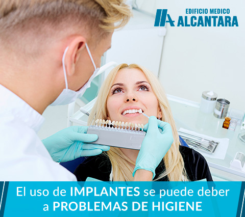 Médico en consulta de implantes dentales en Santiago