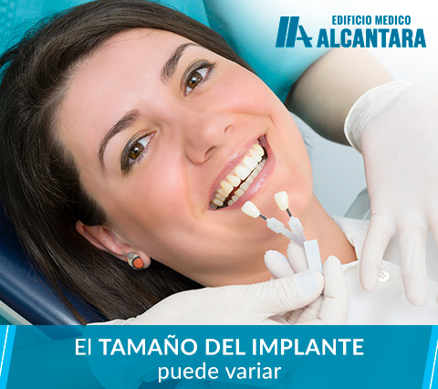 Mujer en prueba de implantes dentales en Santiago