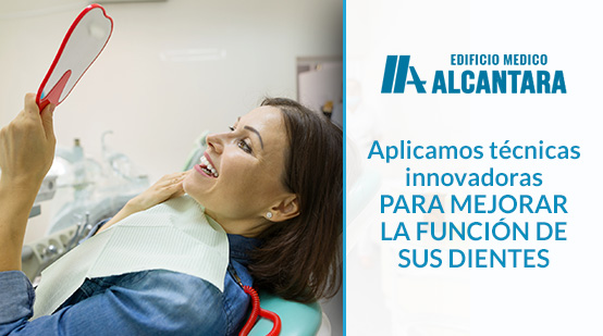 Mujer con Implantes Dentales en Santiago Mirandose al Espejo 