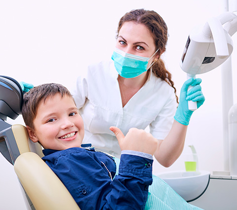 Dentista infantil en Santiago revisando paciente