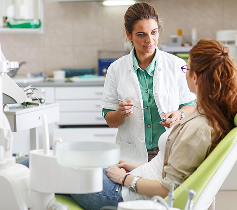 Dentista en Las Condes conversando con paciente