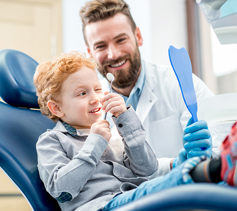 Dentista para niños mostrando cambio bucal