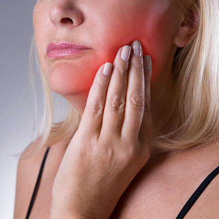 Mujer con Urgencias Dentales Dolor de Muela