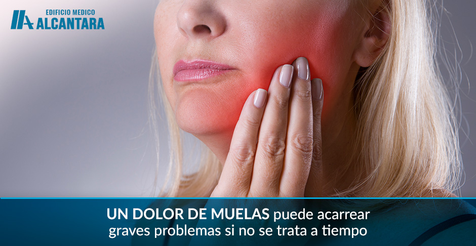 Mujer con Urgencias Dentales Dolor de Muela