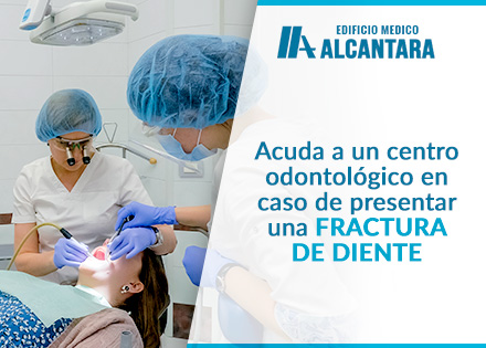 Urgencia Dental Odontólogos Atendiendo Fractura Dental