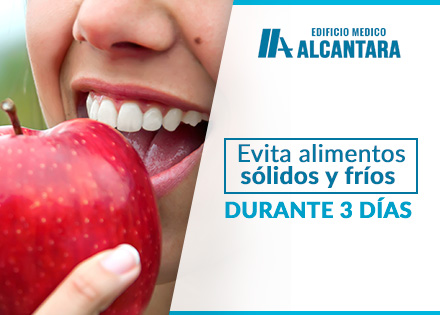 Implante Dental Higiene Bucal Chica Con Manzana en Mano