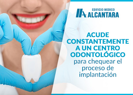 Ciruga de Implantes Dentales Dentista con Manos en Forma de Corazn con un Diente