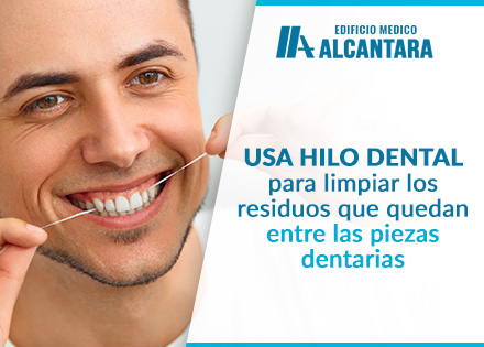 Urgencia Dental Absceso Dental Hombre Usando Hilo Dental