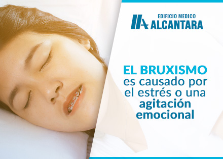 Bruxismo Mujer Dormida Apretando los Dientes