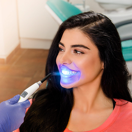 Blanqueamiento Dental LED Mujer con Sonrisa Perfecta