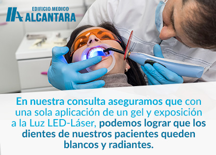 Mujer y su Dentista muestran las 5 Cosas que no Saba del Blanqueamiento Dental