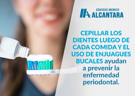 Mujer se Cepilla los Dientes para Aprender a Cmo Prevenir la Enfermedad Periodontal 