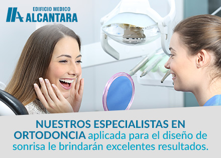 Mujer con su Dentistas Feliz por su Ortodoncia Aplicada para el Diseño de Sonrisa.
