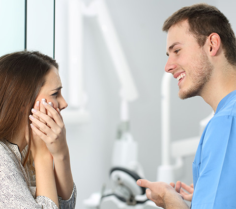Urgencias dentales Las Condes persona con odontólogo