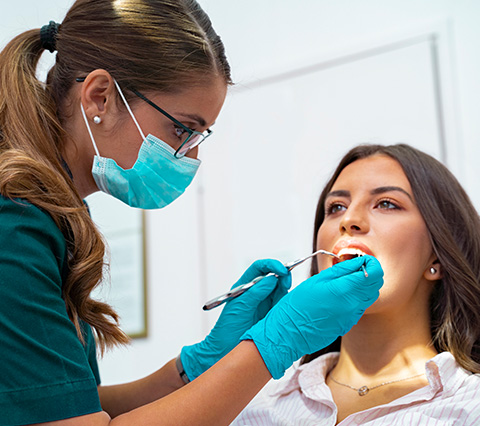 Dentistas urgencias Vitacura mujer con odontólogo